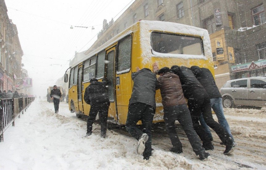 Тарифный бунт: жители Киевщины перекрывают дороги из-за высоких цен в маршрутках