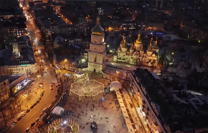 Вид сверху: вечерний рождественский Киев сняли с высоты (видео)