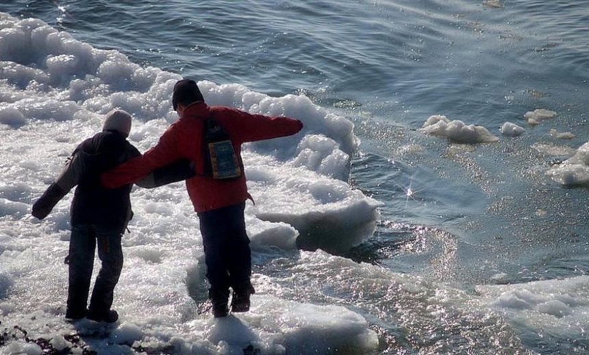 Слишком тонко: спасатели просят киевлян не выходить на лед группами
