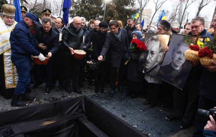 "Не вірив я в життя по смерті": в Киеве перезахоронили Александра Олеся