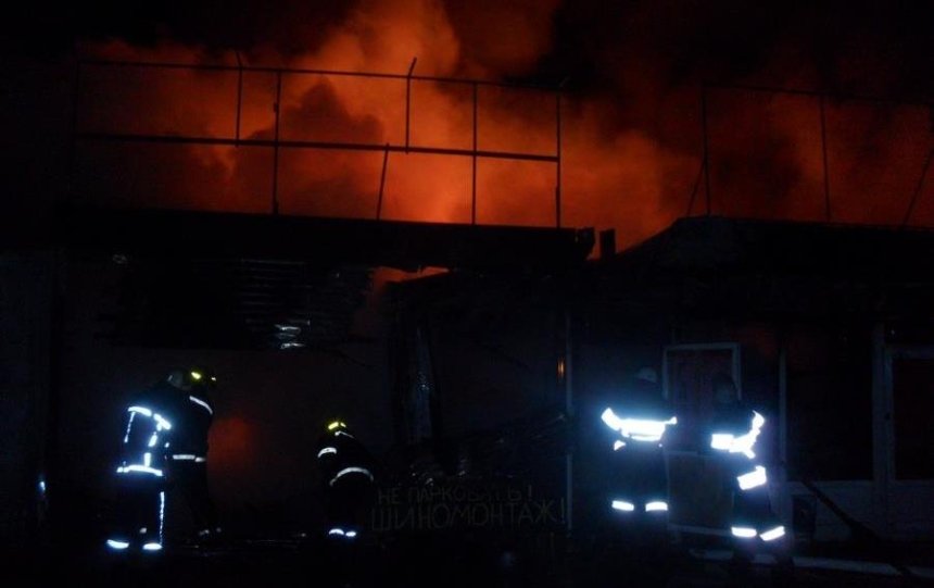 Запахло жареным: ночью горел Демеевский рынок (фото)