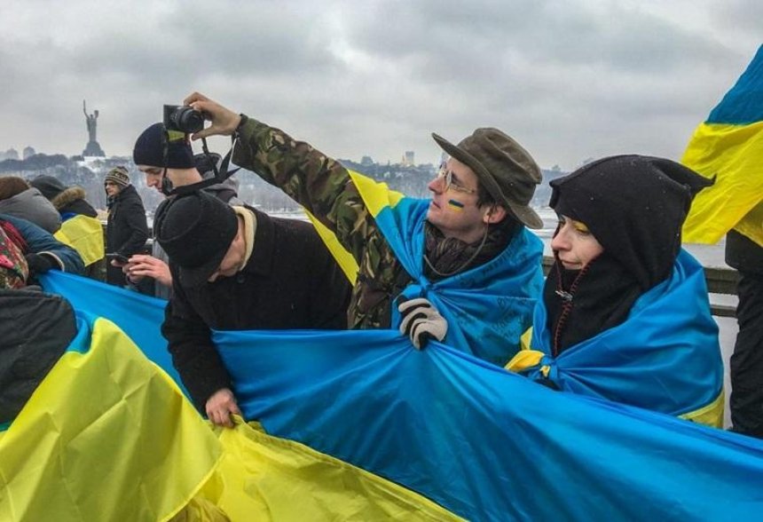День Соборности: киевляне выстроились в живую цепь на мосту Патона (видео,фото)