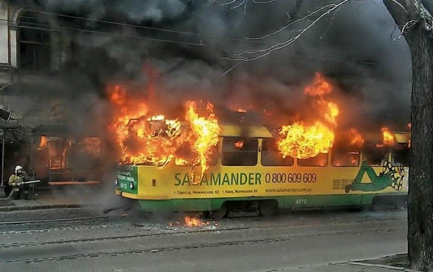 Прохожий в Одессе спас пассажиров горящего трамвая (фото, видео)
