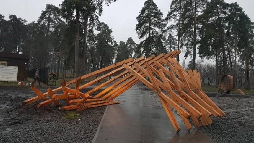 Вандалы разгромили парк в Дарницком районе столицы (фото)