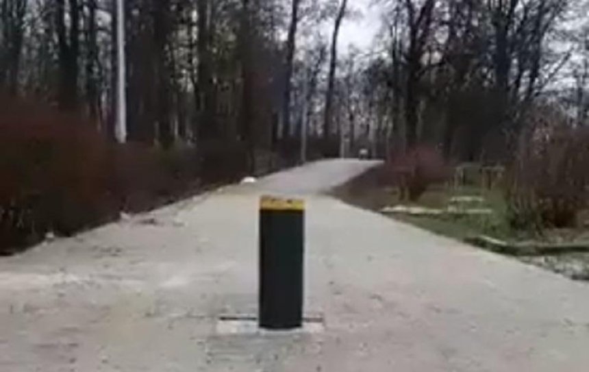 В Голосеевском парке установили ограничитель движения автомобилей (видео)