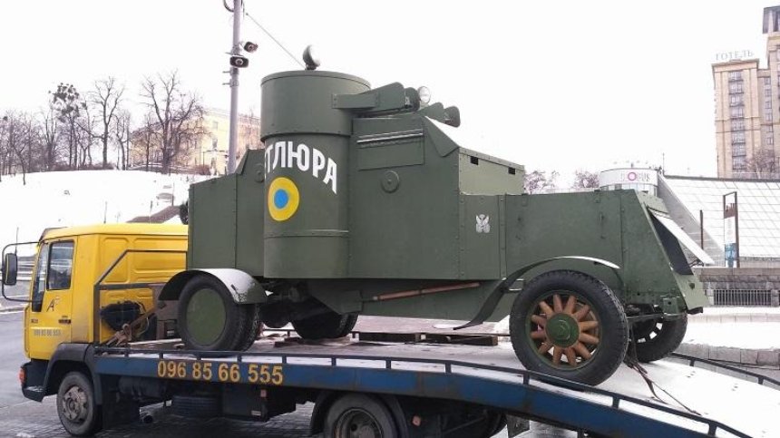В центре Киева появился уникальный броневик (фото)