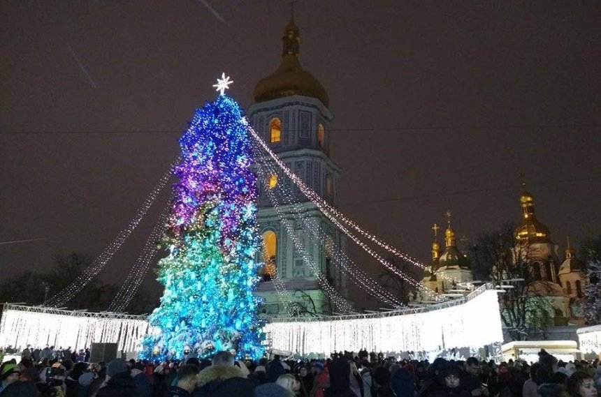 На Софийской площади начали разбирать главную елку страны 