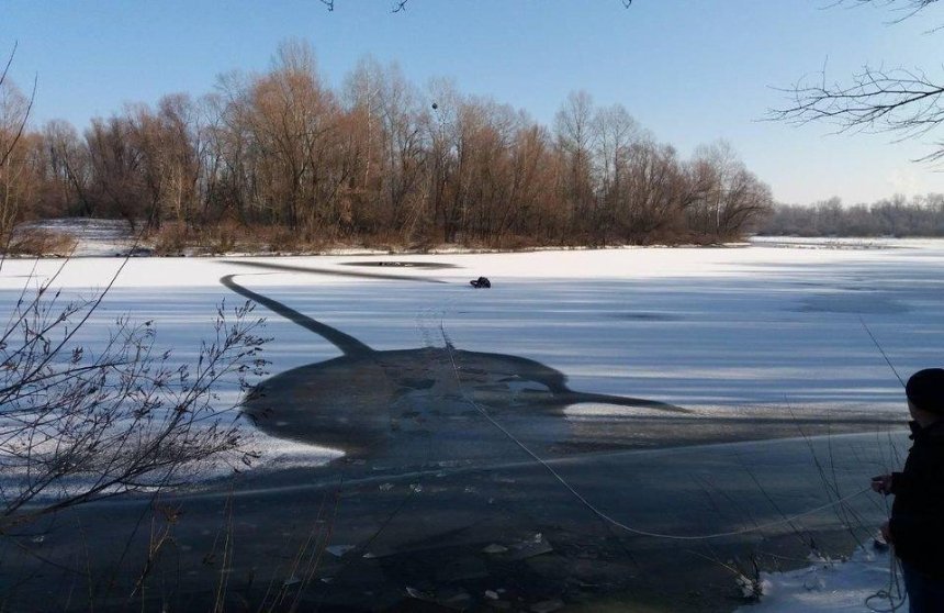 Под Киевом рыбак провалился под лед и утонул