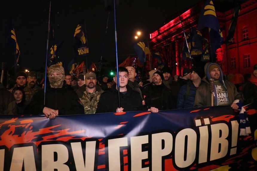 В центре Киева проходит факельное шествие  (фото, видео)