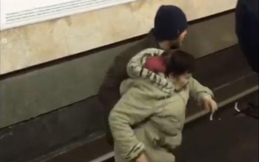 В київському метро літня жінка впала на колії (відео)