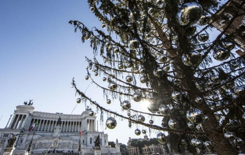 Лысая рождественская елка в Риме стала достопримечательностью (фото, видео)