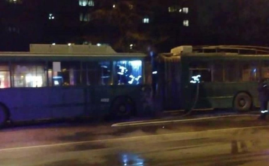 На окраине Киева загорелся троллейбус с пассажирами (фото)