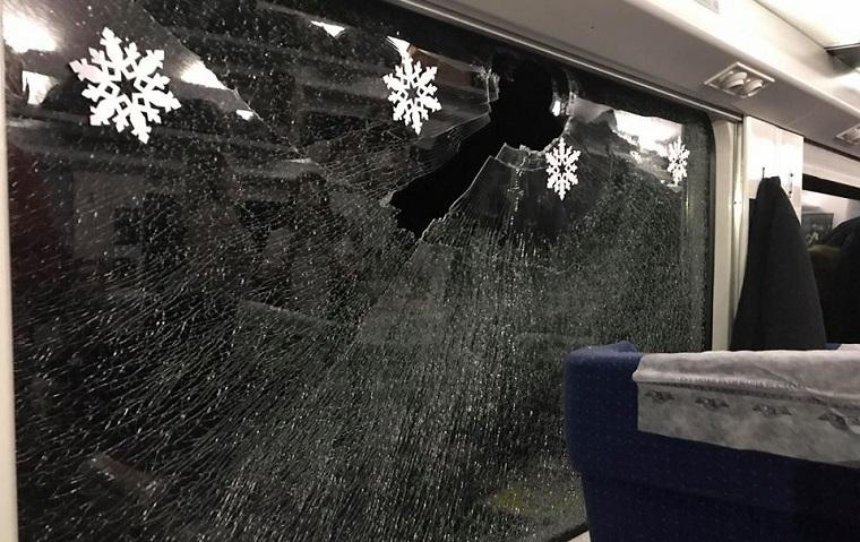 В окно поезда «Интерсити» неизвестные кинули камень (фото, видео)