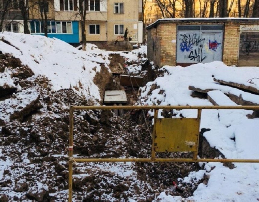 Розрили яму ще в листопаді: киян обурила бездіяльність комунальників (фото)