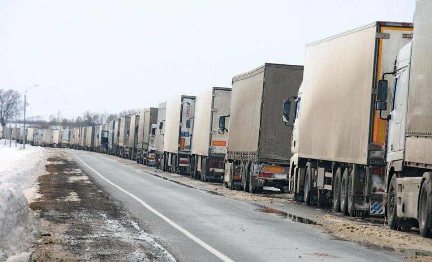 Через снігопад до Києва не пускатимуть вантажівки