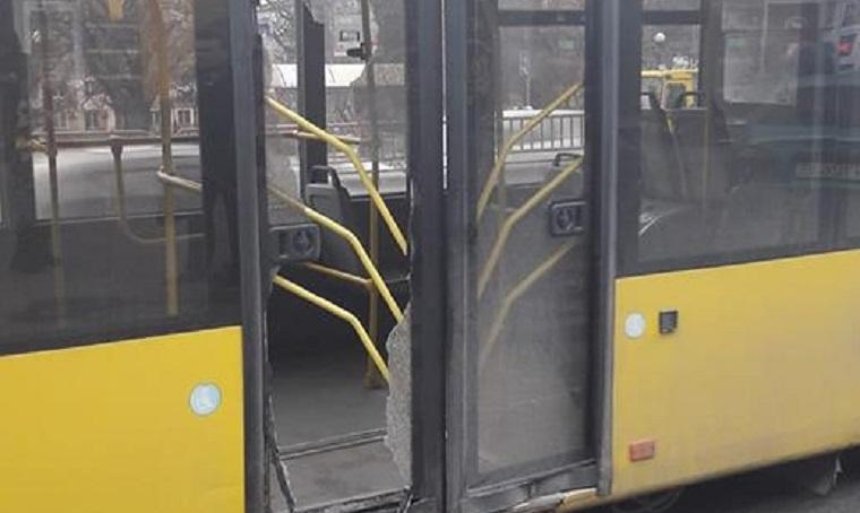Не резиновый: пассажиры повредили двери троллейбуса (фото)