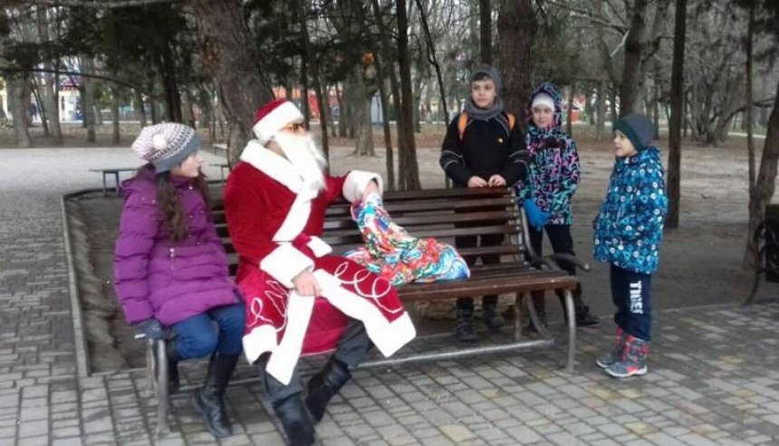На улицах Одессы Дед Мороз в очках раздавал детям подарки (фото)