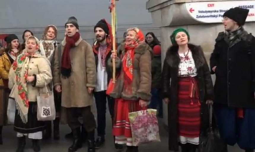 В столичном метро спели праздничные колядки (видео)
