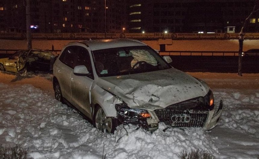ДТП на проспекте Бажана: Audi протаранил припаркованный автомобиль (видео, фото)