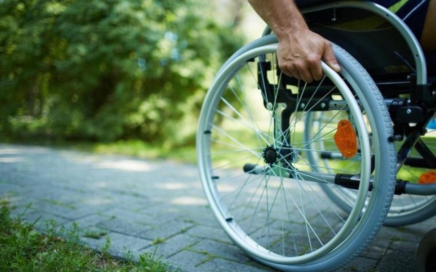 Кабмин предлагает разрешить ездить по дорогам людям на инвалидных колясках