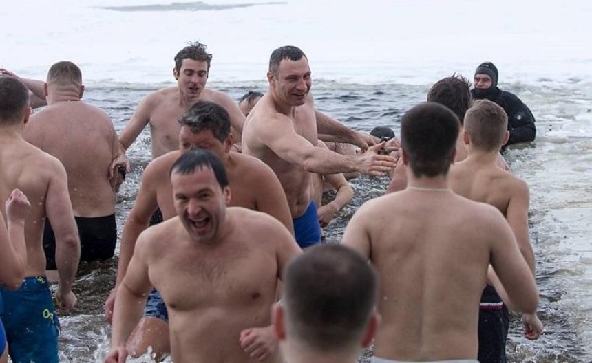 Крещенские купания: как киевляне ныряют в проруби (фото, видео)