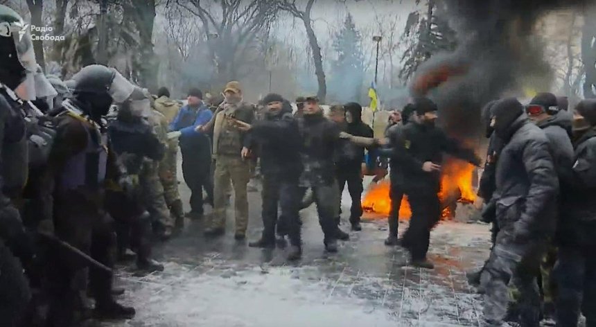 Под Радой произошли столкновения между митингующими и правоохранителями (фото)