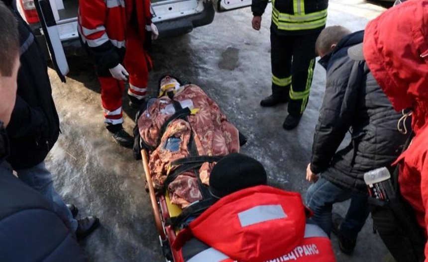 В Киеве мужчина выпал из окна седьмого этажа и остался жив (фото)