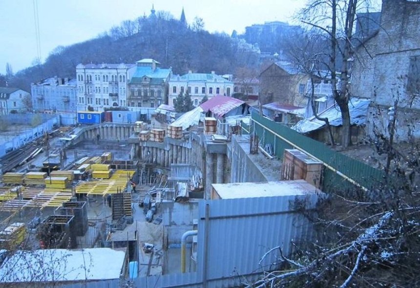 На Андреевском спуске остановили строительство скандального отеля (фото)