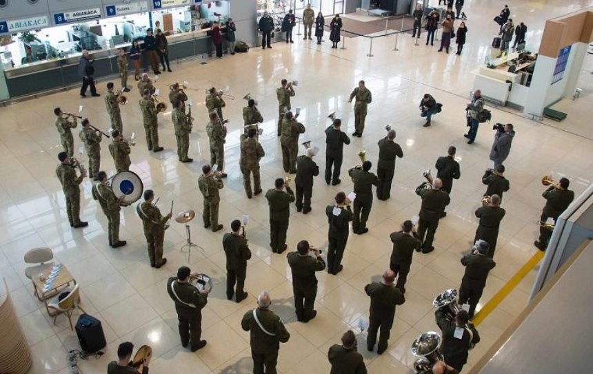 В честь «киборгов» военные оркестры играли в аэропортах Украины (видео)