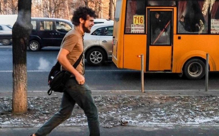 Не в шапке: на улицах Киева заметили парня, которому жарко (фото)