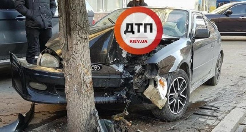 В центре Киева автомобиль врезался в дерево перед остановкой (фото, видео)