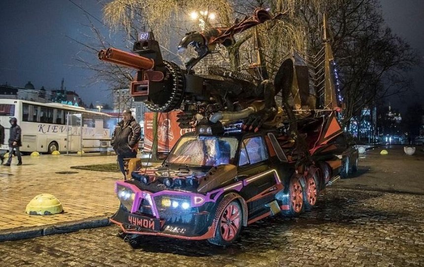 В центре Киева появился автомобиль с монстром (фото)