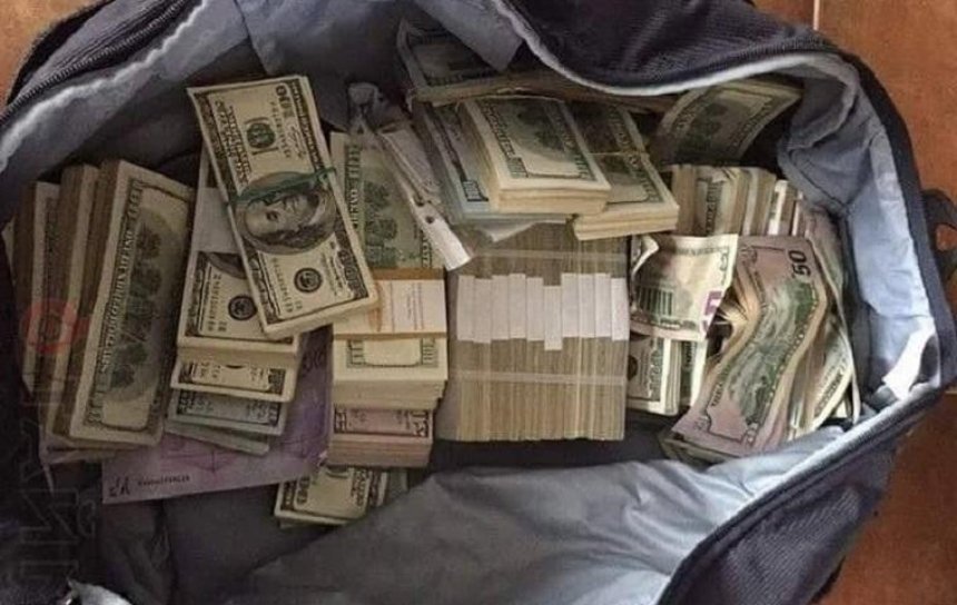 Под Киевом владельцу вернули сумку с долларами 