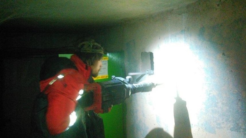 Столичные спасатели пять часов пробивали стену ради спасения кошки (фото)