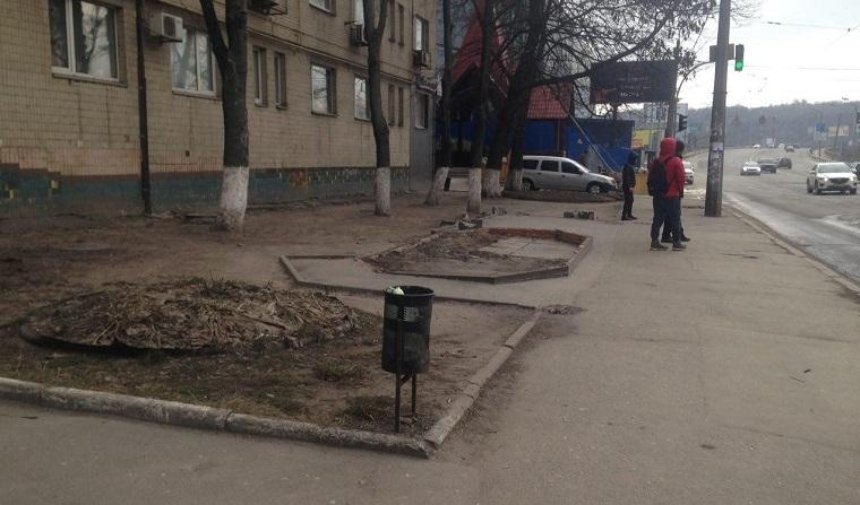 Перестарались: в Киеве вместе с МАФом снесли остановку (фото)