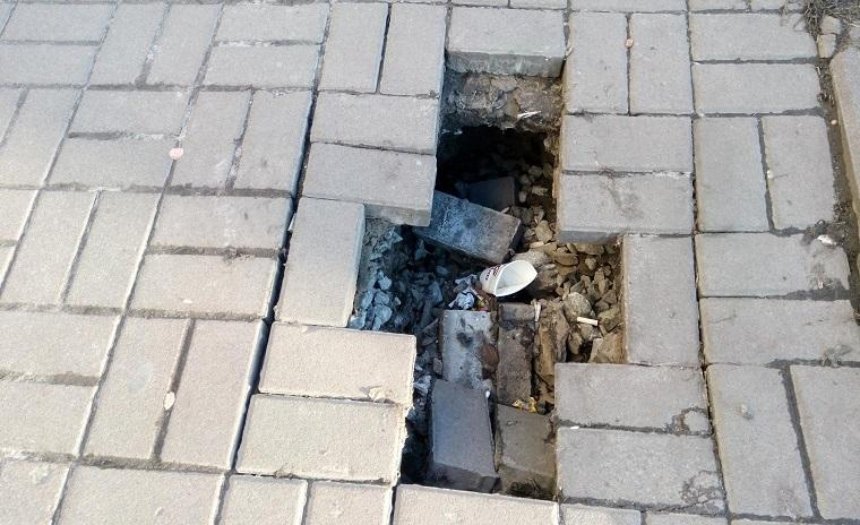 В центре Киева проваливается тротуар (фото)
