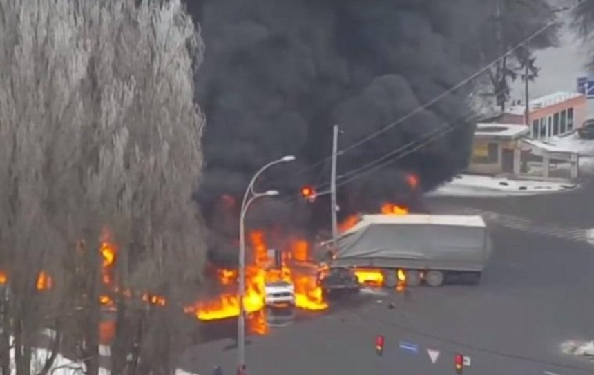 В результате аварии в Киеве горит несколько автомобилей (видео)