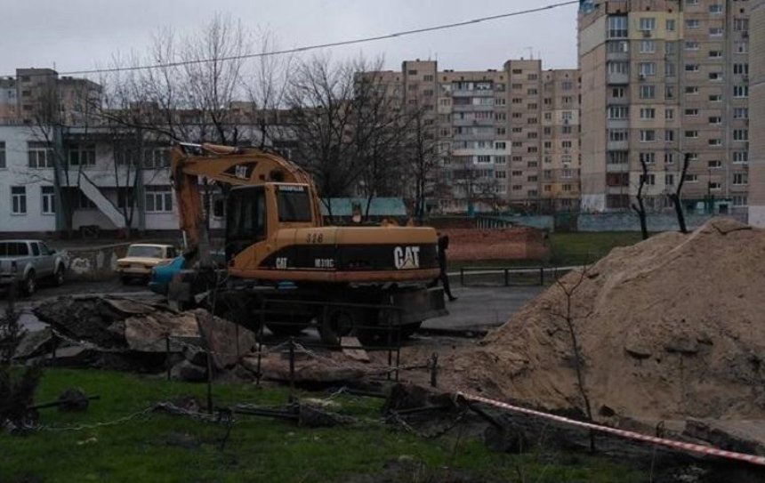 Коммунальщики разрушили сквер на Оболони (фото)