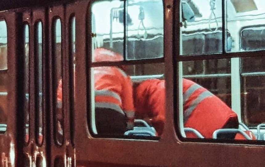 На Контрактовой площади в трамвае мужчина впал в кому (фото,видео) 