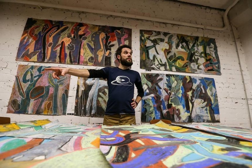 Киевский художник раздает части своих работ