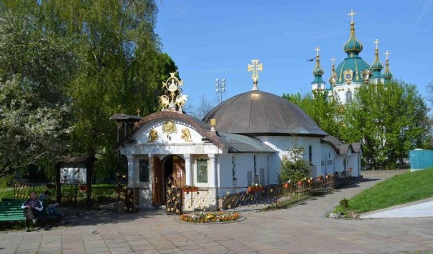 Киевляне просят снести часовню Десятинного монастыря