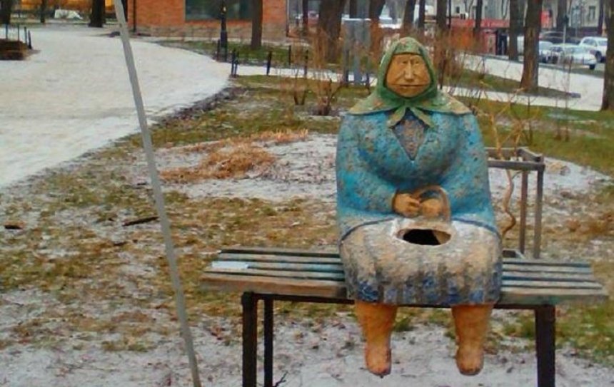 В парке Шевченко вандалы сломали бабушку (фото)