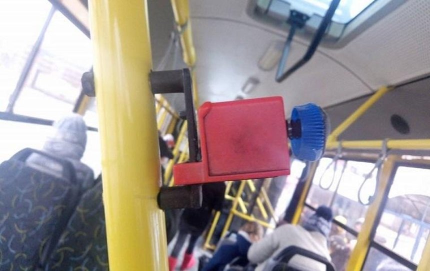 «Очумелые ручки»: в столичном троллейбусе отремонтировали компостер