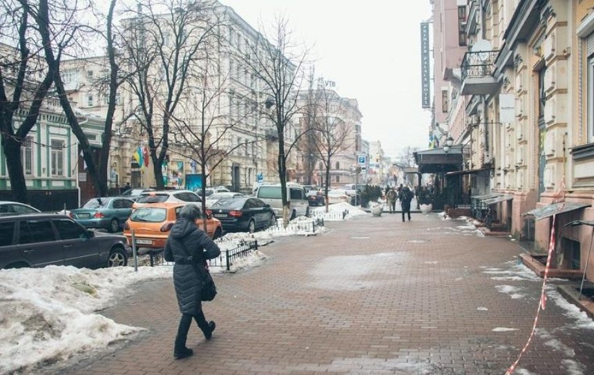 Пушкинскую улицу начали очищать от незаконной рекламы (фото)