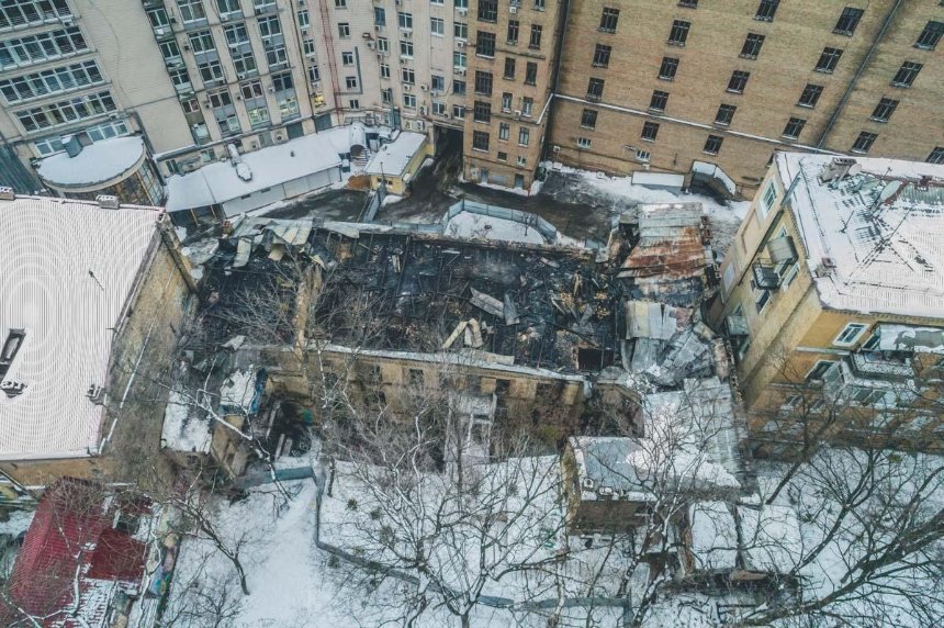 Згорілий будинок на Грушевського позбавили статусу пам’ятки через суд
