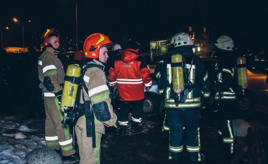 На Печерске эвакуировали 40 человек из-за пожара в жилом доме (фото, видео)