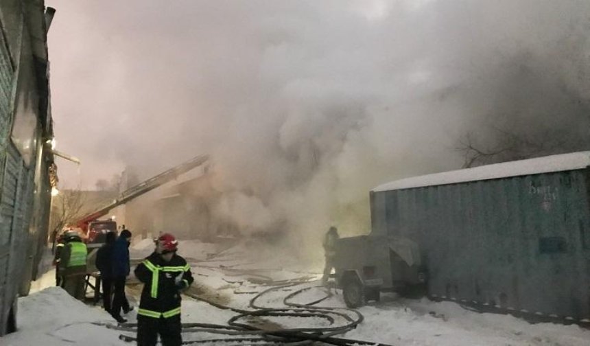 В Дарницком районе загорелся радиозавод (фото, видео)