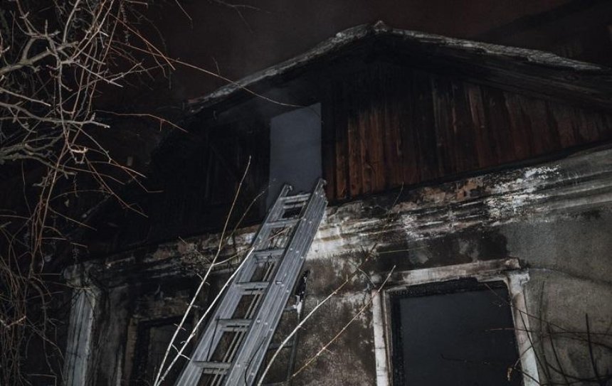 В Днепровском районе бездомные сожгли частный дом (фото)