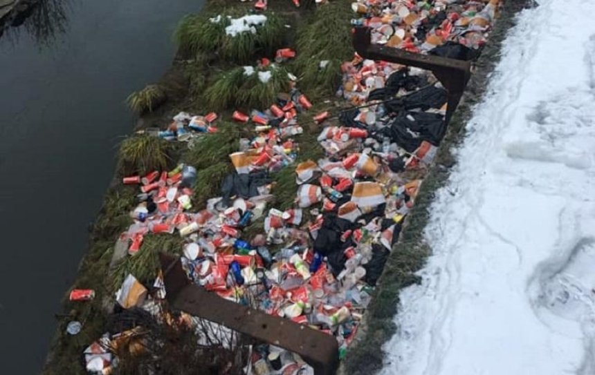 Реку Лыбедь завалили кучами мусора (фото, видео)