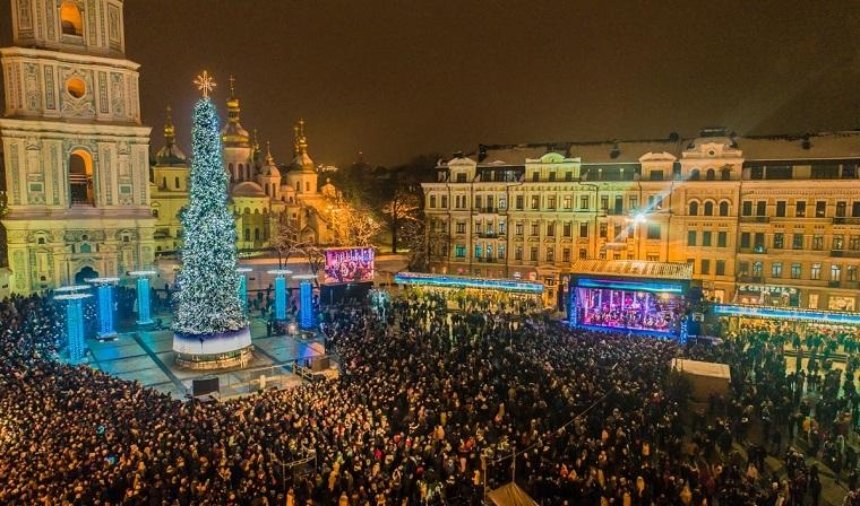 Сколько людей встретили Новый год на Софийской и Контрактовой площадях